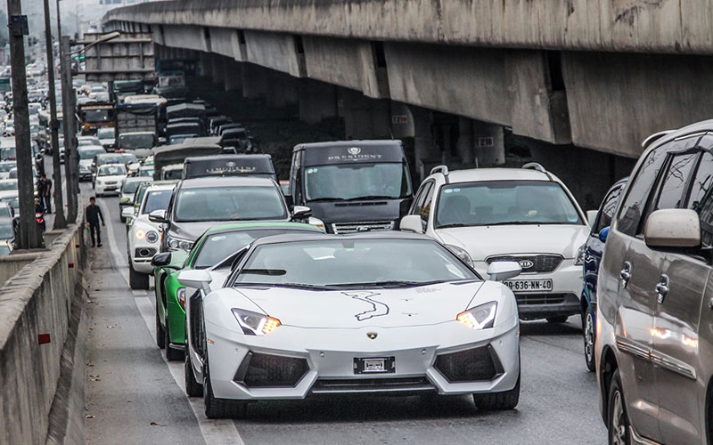 Dàn siêu xe Car & Passion bị bủa vây trên đường phố Hà Nội